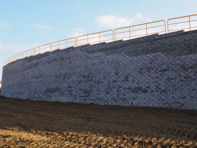 Oporný múr z malých betónových tvaroviek – GEOMUR – TW1